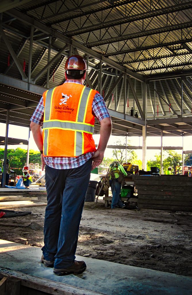 Walt Disney Imagineer auf der Baustelle