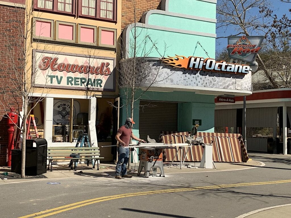 Carpenter working outside offseason at Dollywood
